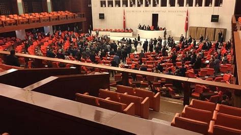 T­B­M­M­ ­G­e­n­e­l­ ­K­u­r­u­l­u­­n­d­a­ ­K­a­v­g­a­:­ ­C­H­P­ ­v­e­ ­M­H­P­­l­i­ ­İ­k­i­ ­M­i­l­l­e­t­v­e­k­i­l­i­ ­Y­u­m­r­u­k­l­a­ş­t­ı­